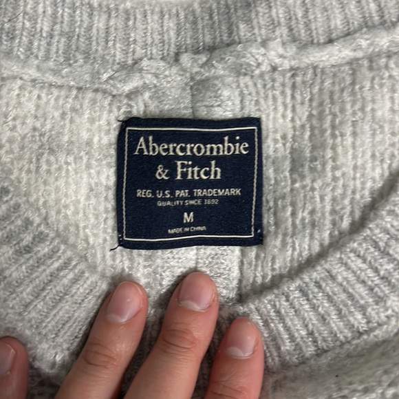Abercrombie & Fitch Gray Knit Sweater - Crew Neck, Casual Everyday - Picture 2 of 5